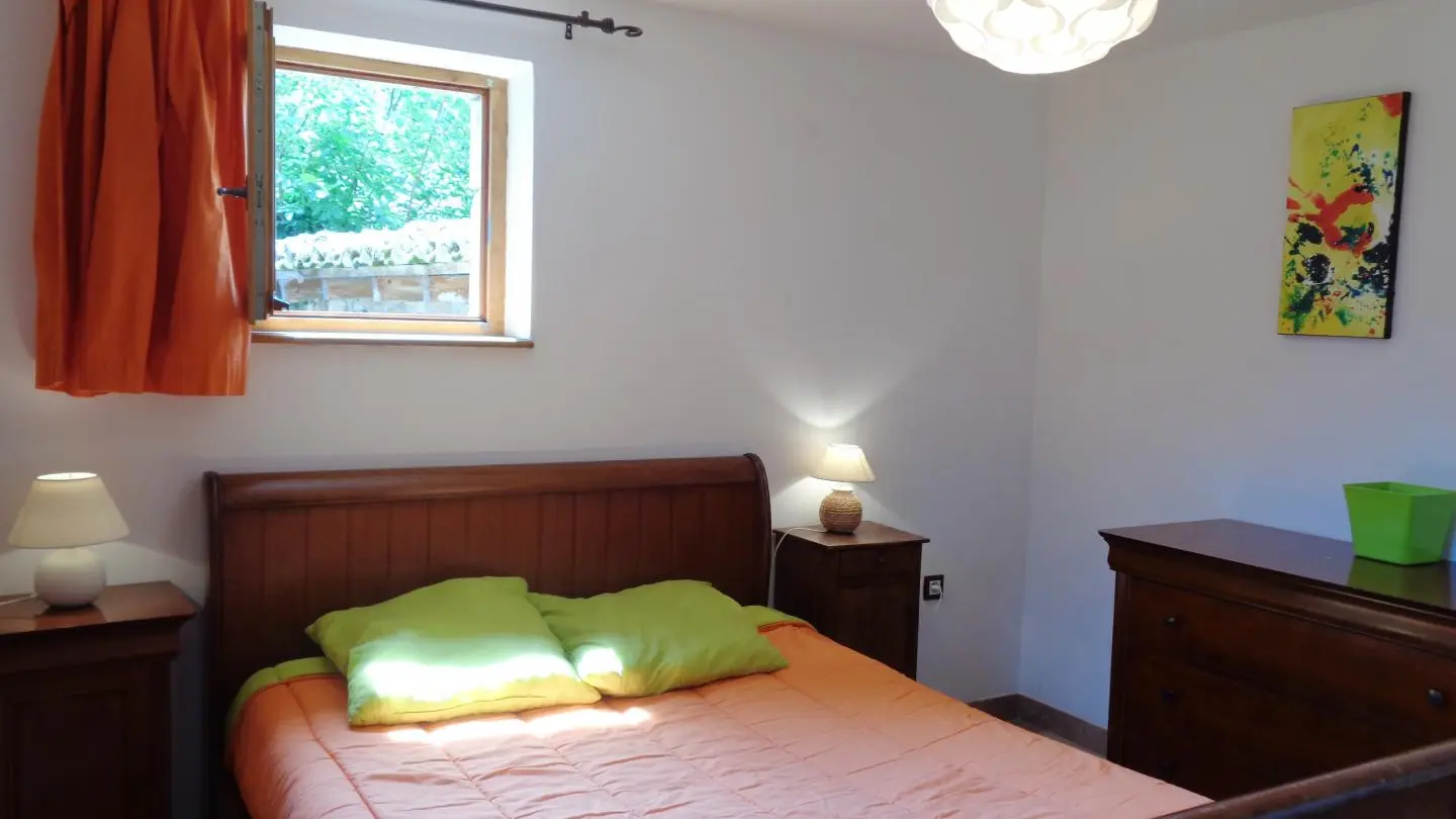 Chambre n°2 avec un lit 140.