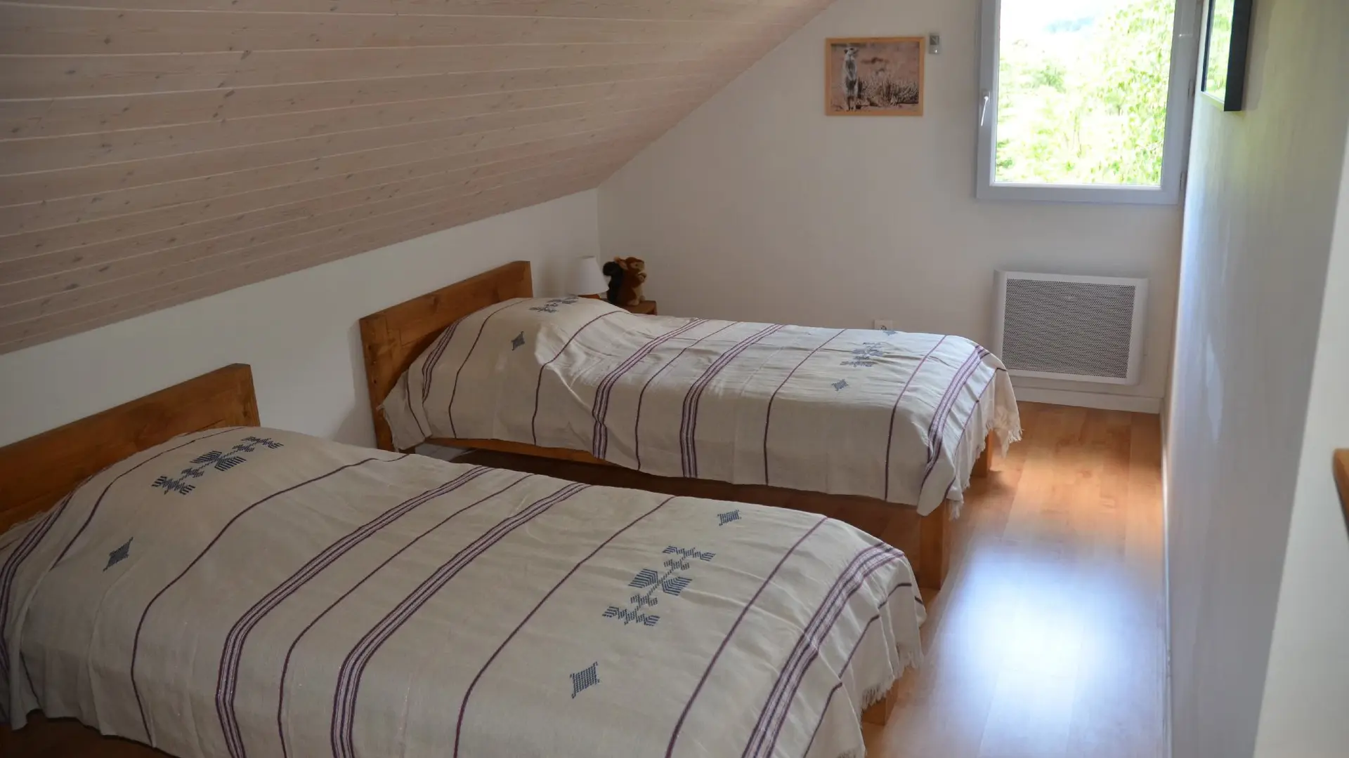 Chambre avec deux lits simples en sous pente