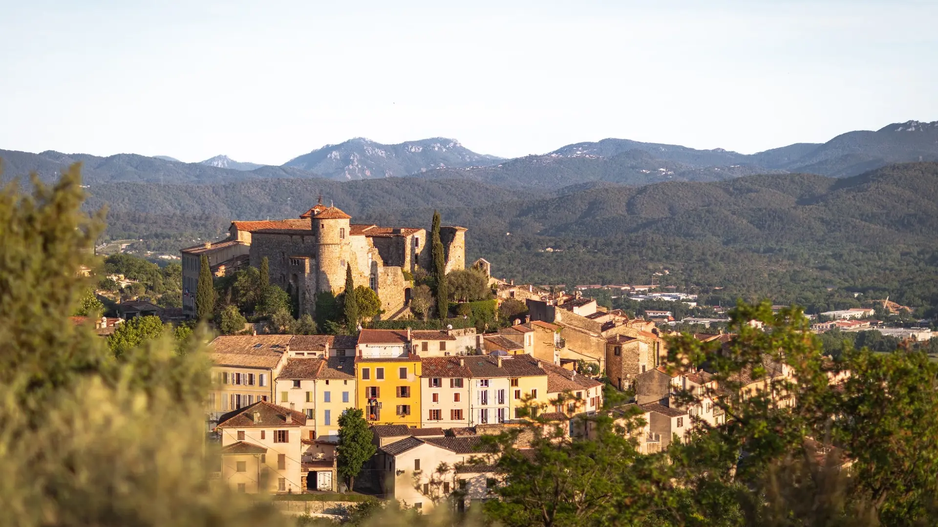 le village autour du chçateau