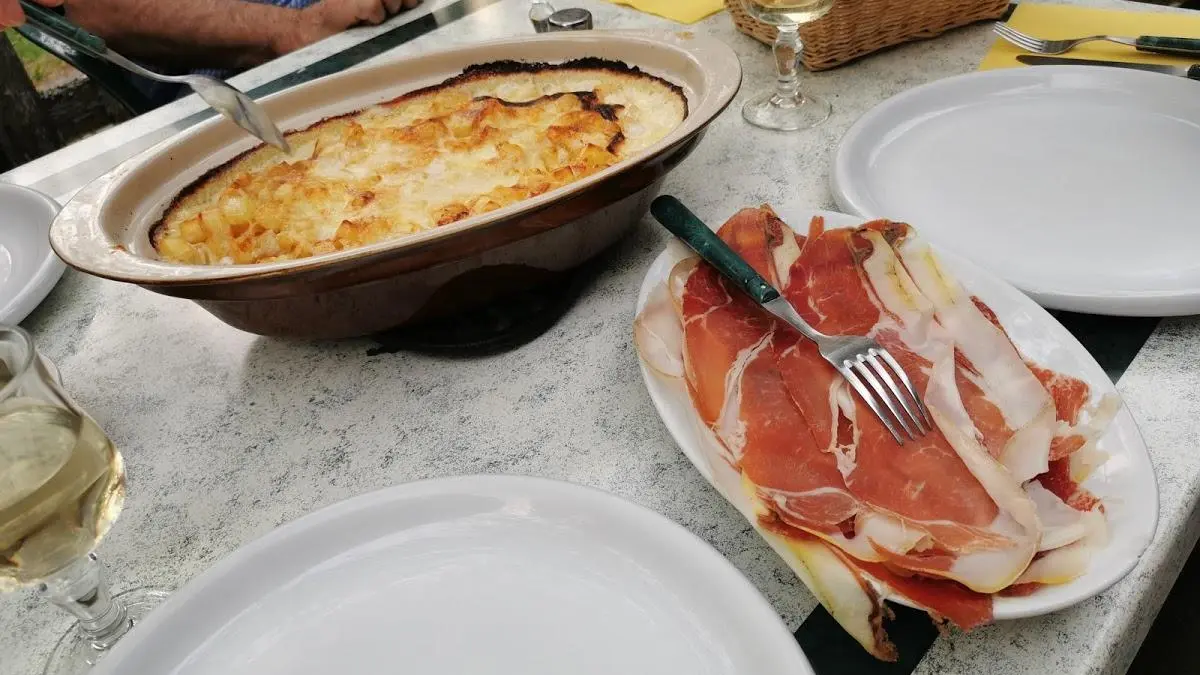 gratin et charcuterie en terrasse