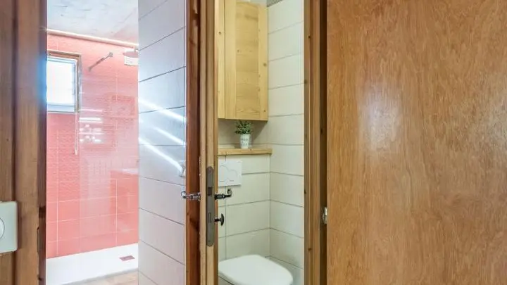 Salle d'eau et WC séparés