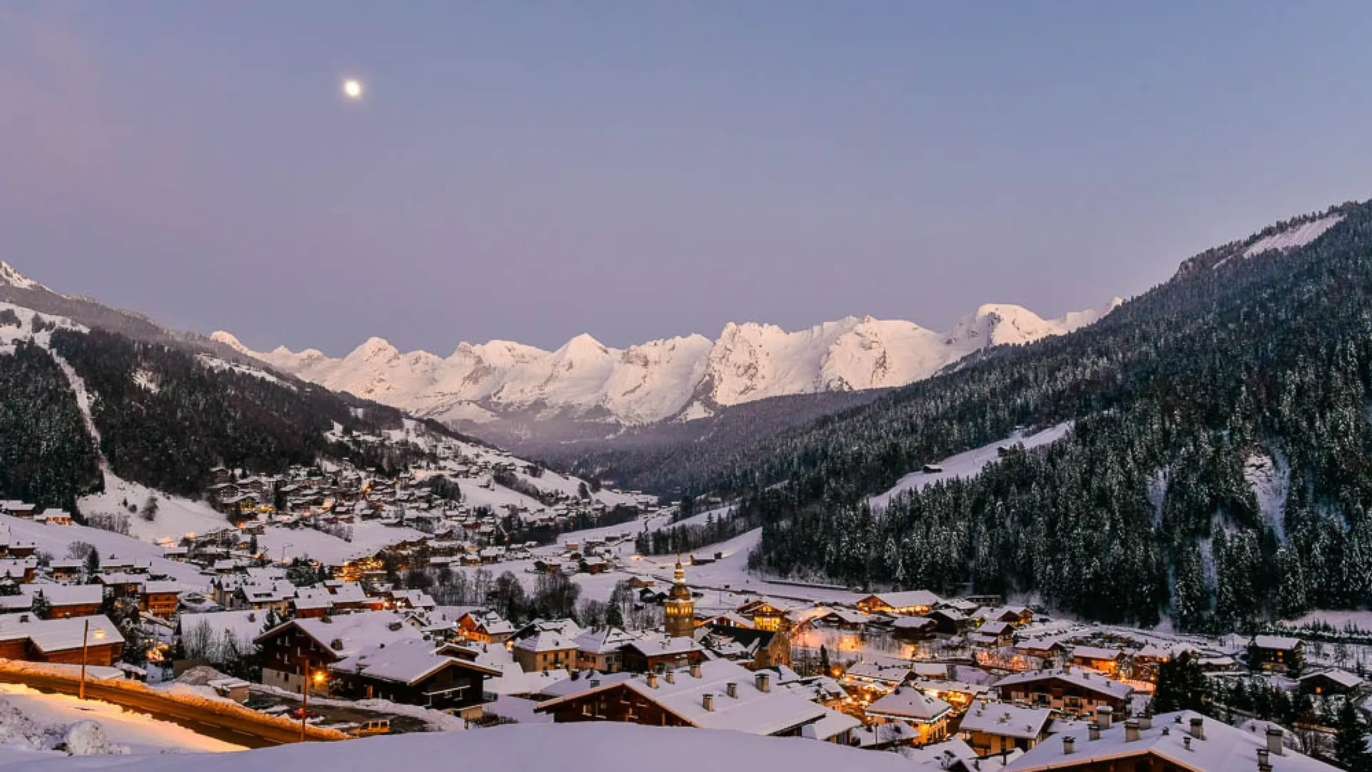 Coucher de soleil rouge sur les Aravis et Le Grand-Bornand village