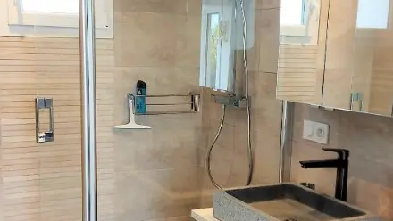 Salle d'eau privative avec sèche serviettes