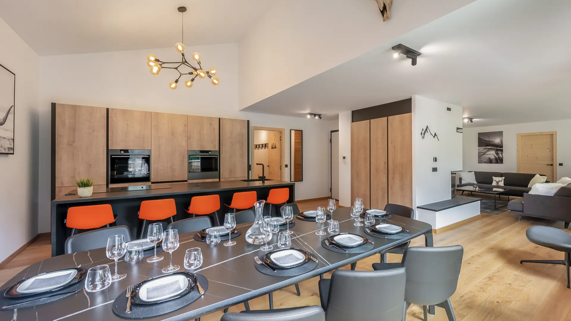 Espace salle à manger avec cuisine en arrière plan