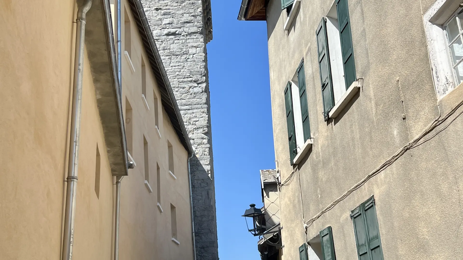 La maison à droite de la rue Tour brune