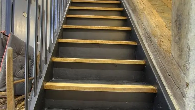 L'escalier qui mène aux chambres.