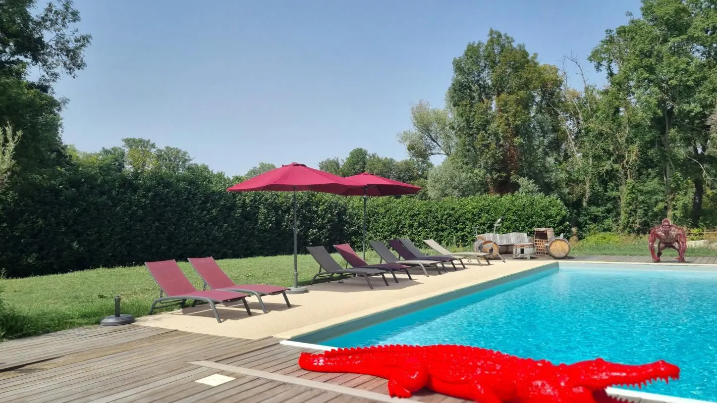 Piscine chauffée 15*5 ouverte de mai à septembre, commune aux hébergements insolite et au gîte.