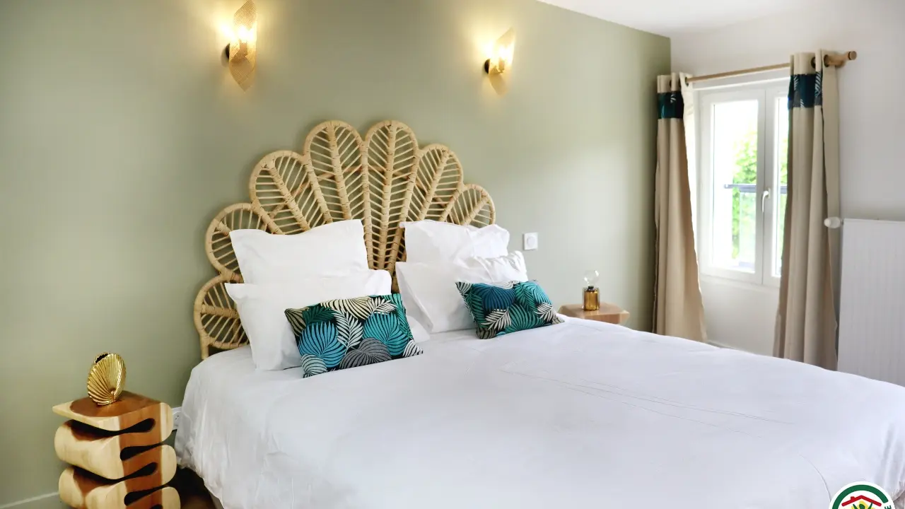 2eme niveau : Chambre avec lit double (140x190), salle d'eau privative, WC.