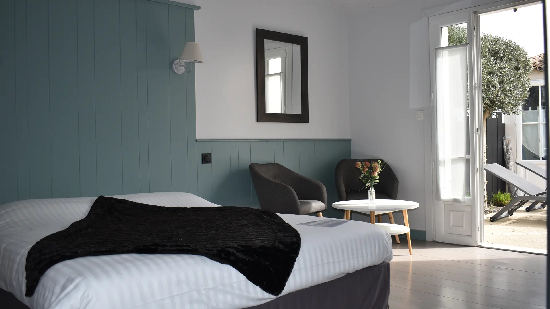 Habitación con acceso a la terraza y a la piscina