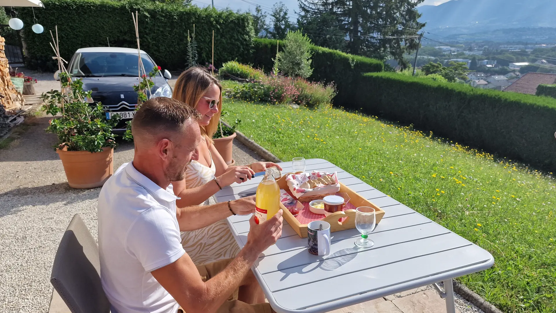 Voyageurs savourant leur petit-déjeuner bio devant panorama de 125 km de montagnes