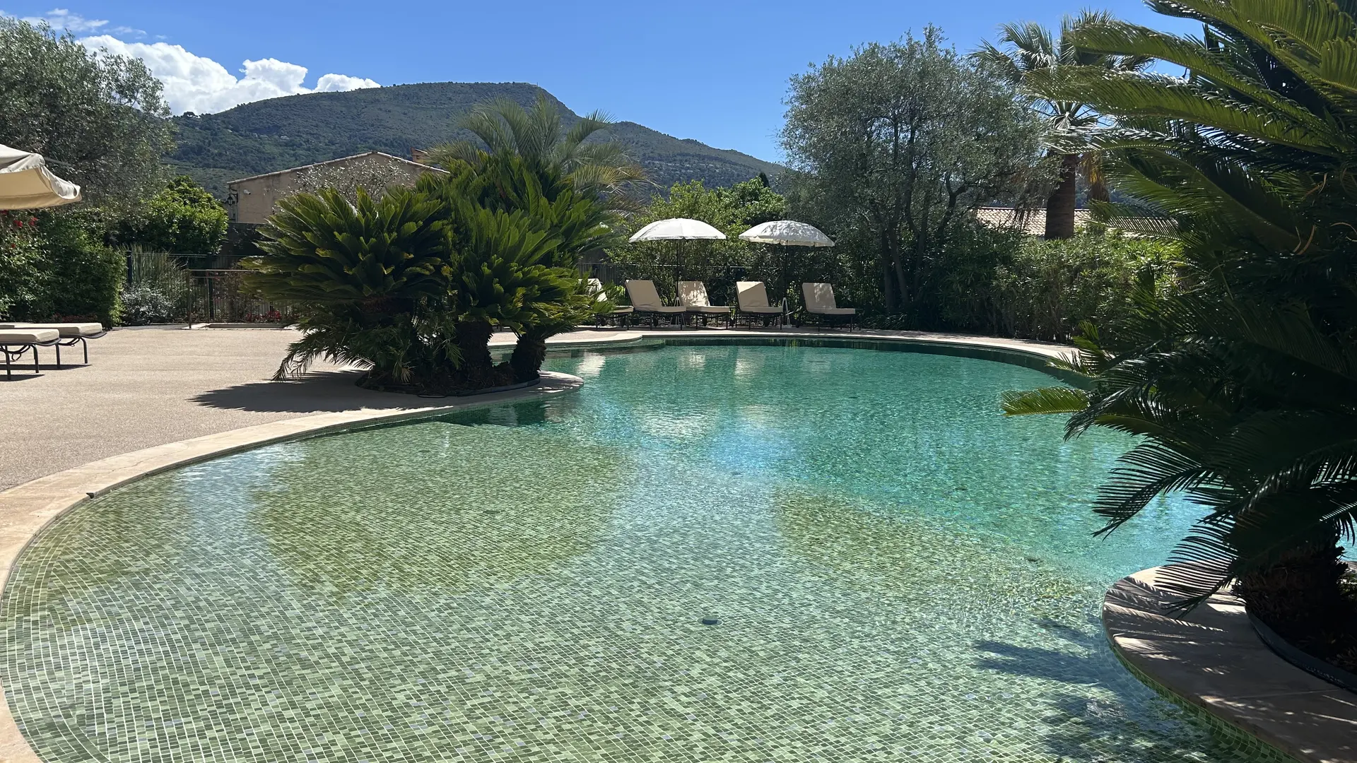 piscine lagon commune avec plage en pente douce