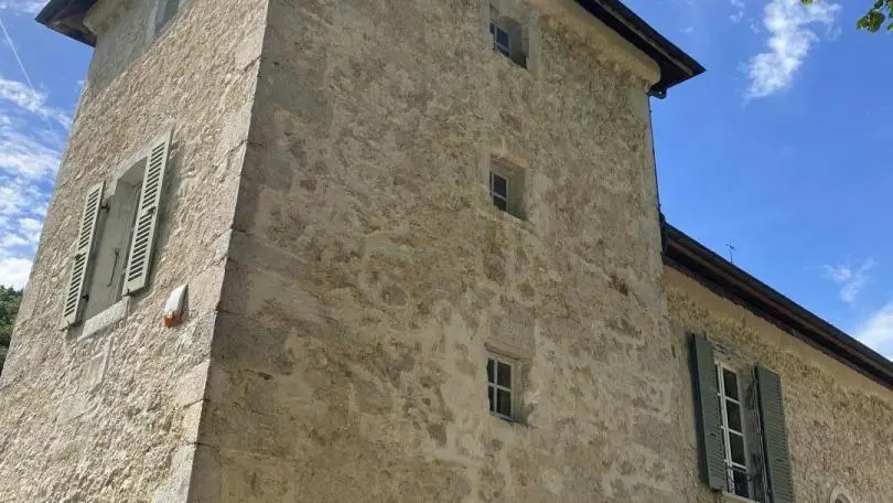 Tour sud du Château de Montanges
