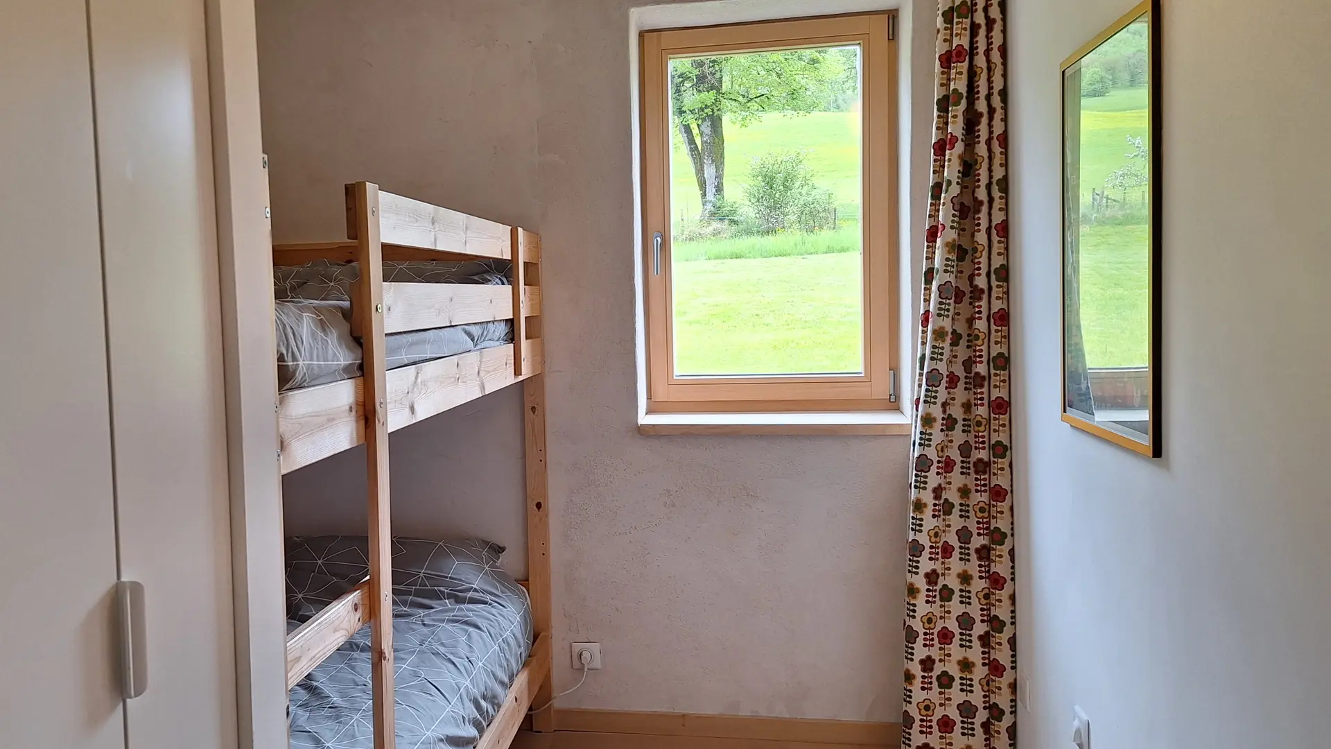 chambre lumineuse avec 1 lits superposés