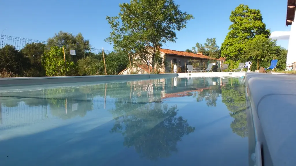 La géniale piscine (avec coin petit-bain)