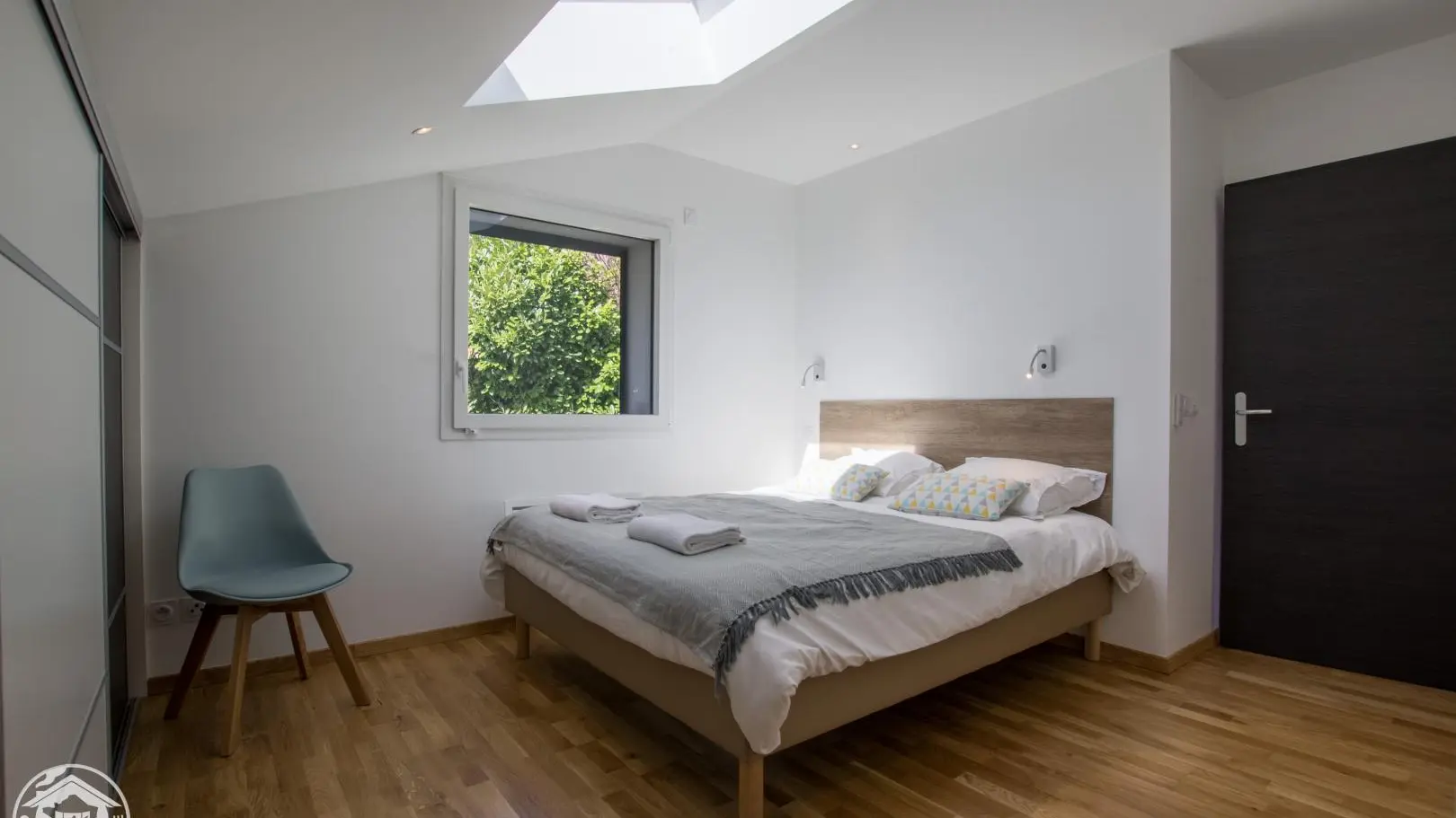 1 er chambre avec salle de douche