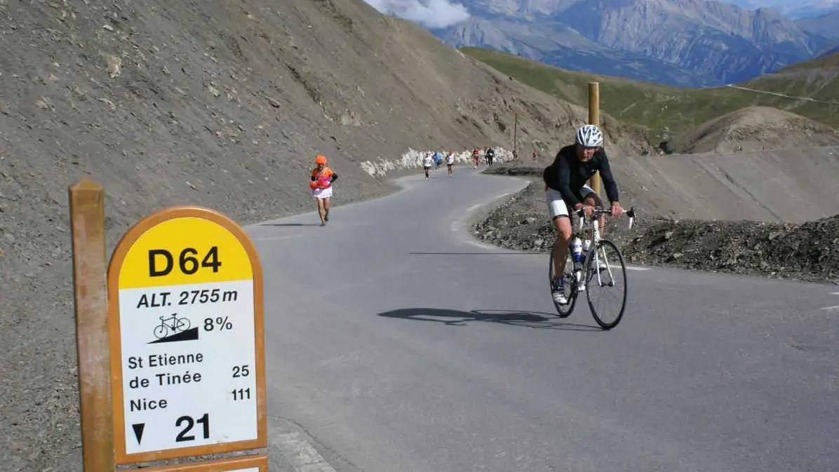 Départ du village pour la plus haute route d'Europe col de la Bonette 2860 m pour les amateurs de vélo (plusieurs passages du tour de France)