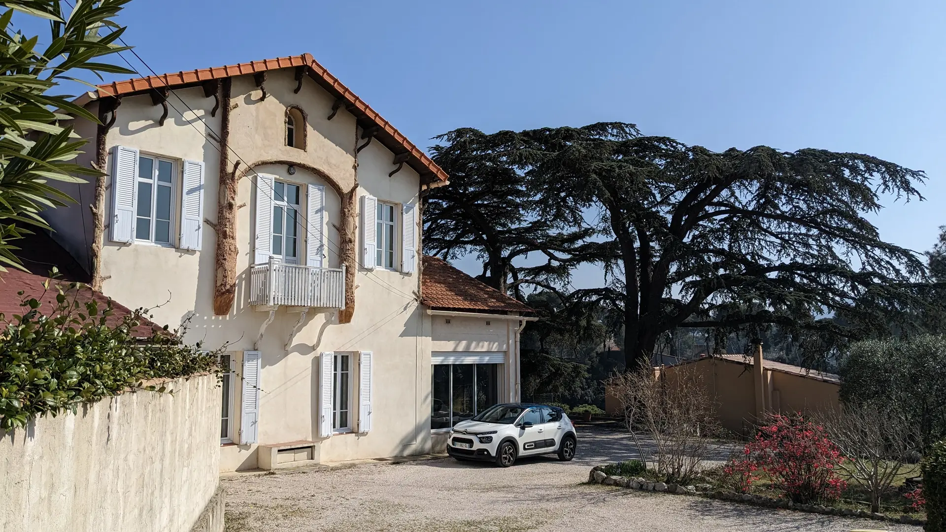 maison avec rocailles