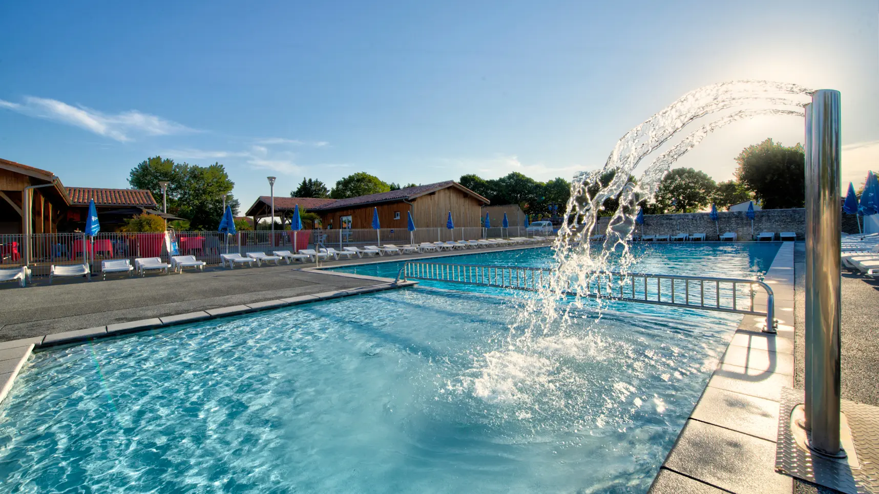 Piscine extérieure et cascade