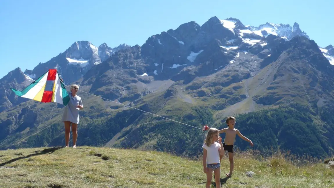 Enfants jouant au cerf-volant au lac du Pontet