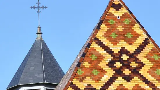 Détails du toit de l'église en tuiles vernissées