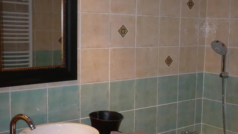 Salle de bains avec baignoire