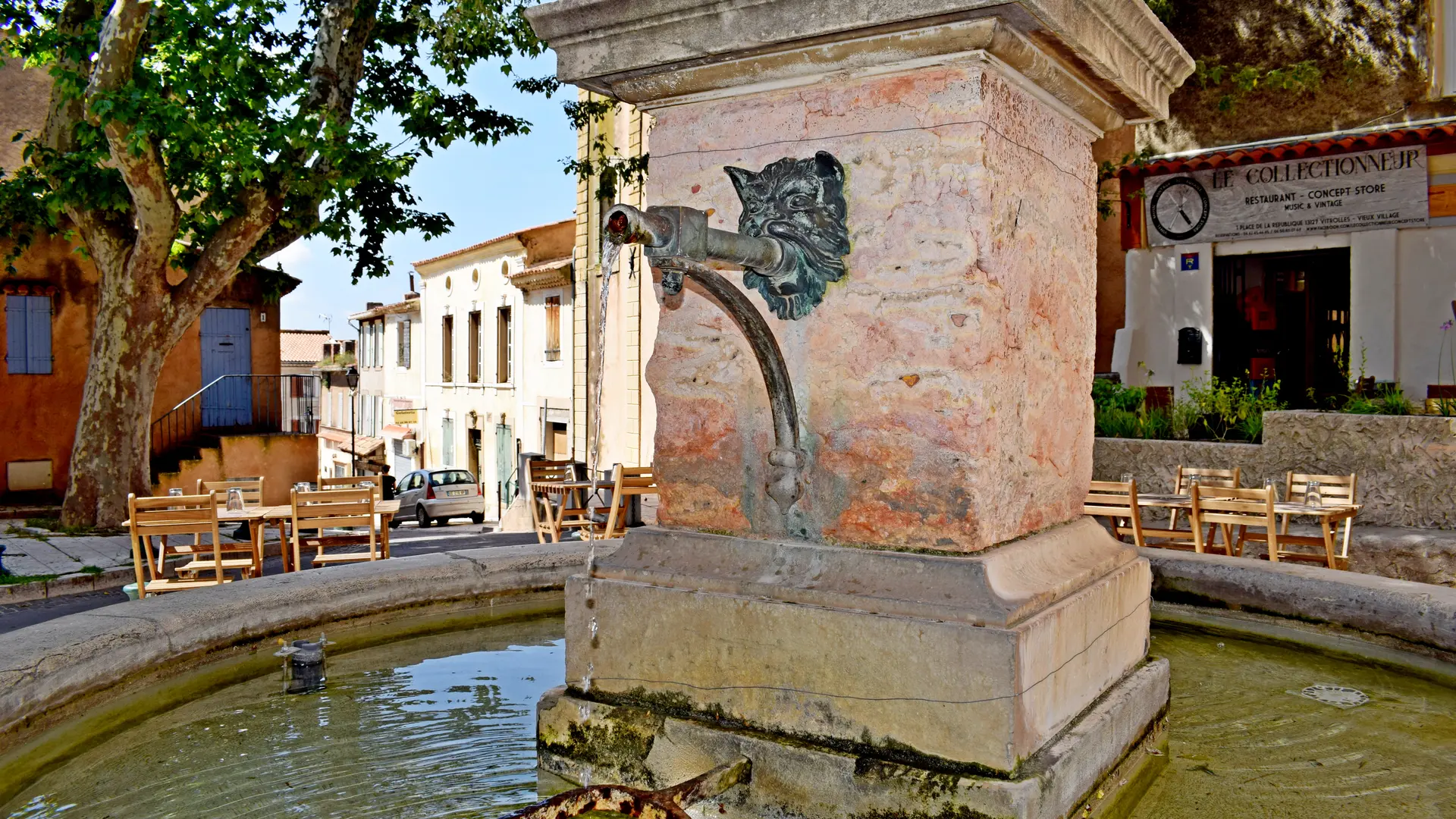 La fontaine en marbre de Vitrolles de la place de la République