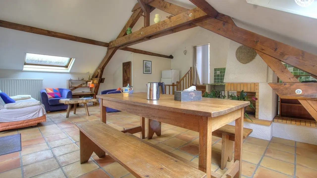 La chambre d'hôtes dispose de tout l'espace de vie avec coin cuisine, espace repas et salon avec son canapé pour deux personnes.