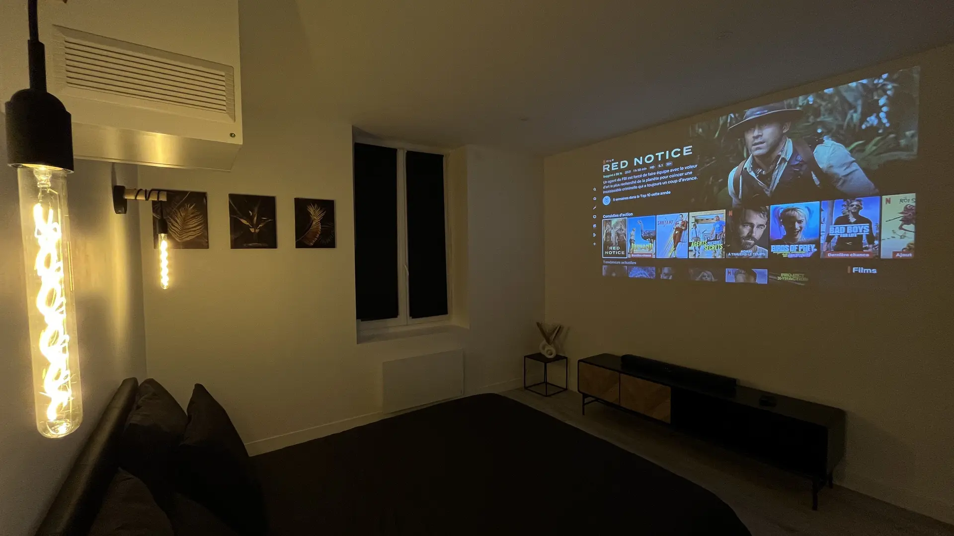 Chambre de nuit avec projection du video-projecteur au mur