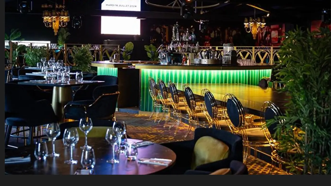 Salle intérieure et scène