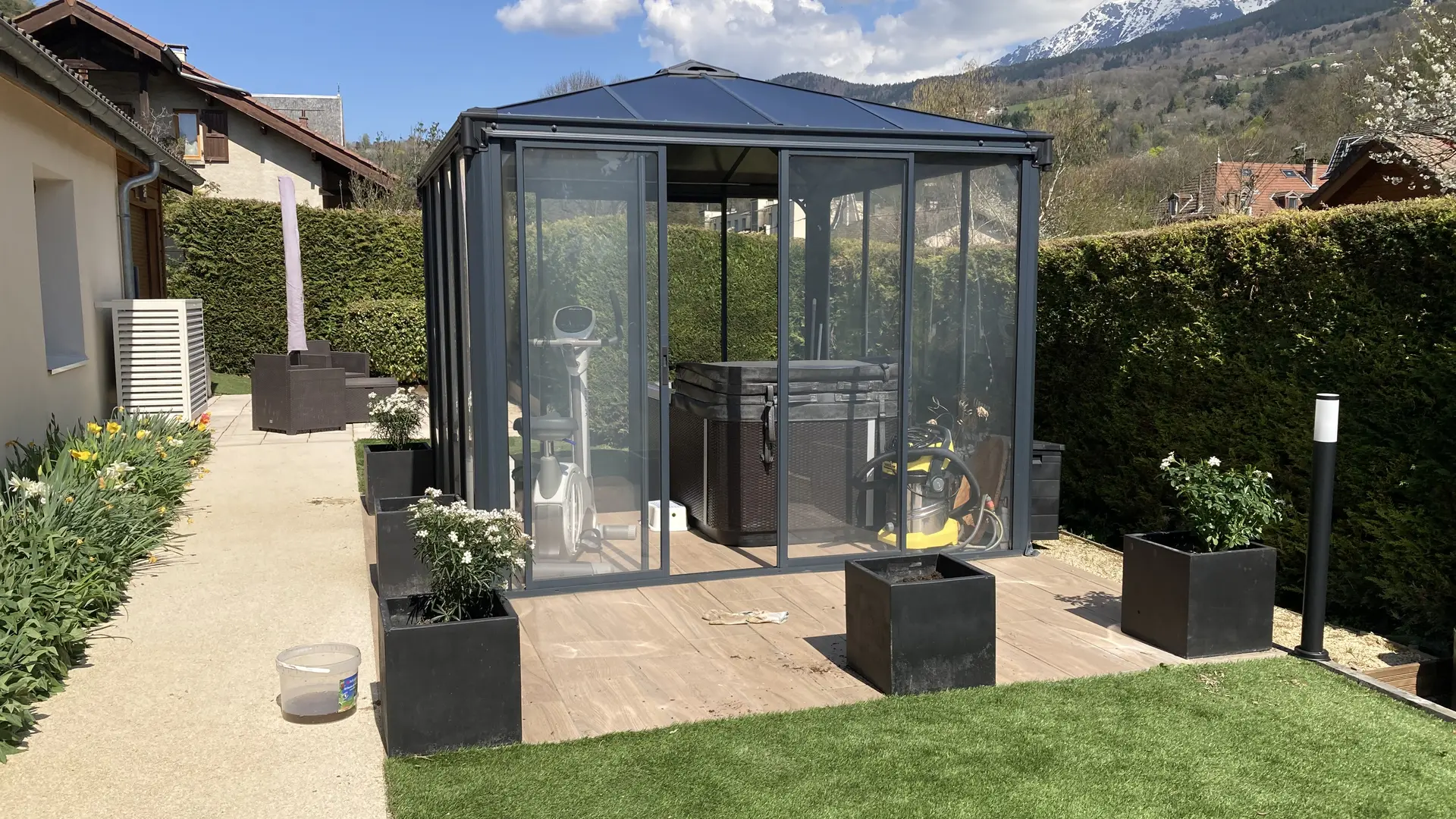 Un jacuzzi sous un abri transparent.