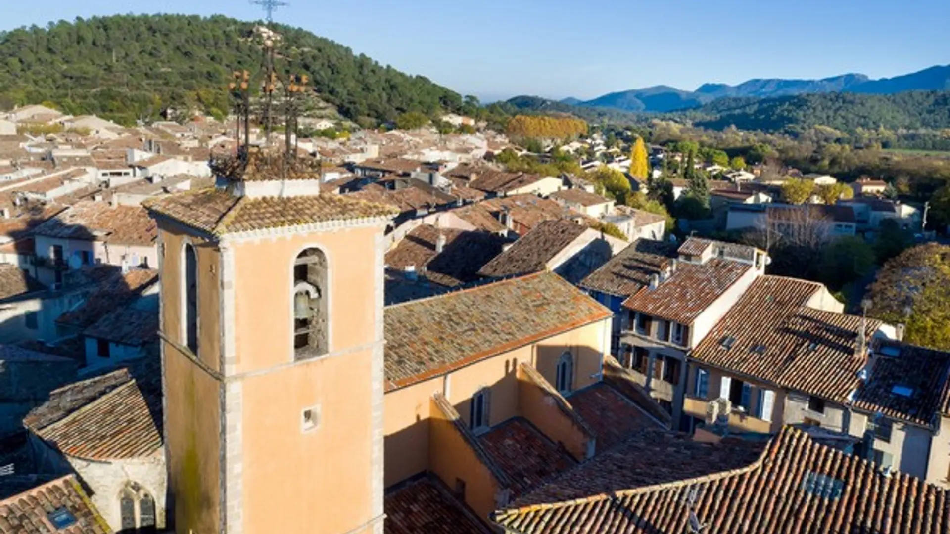 Le clocher de l'église et le village