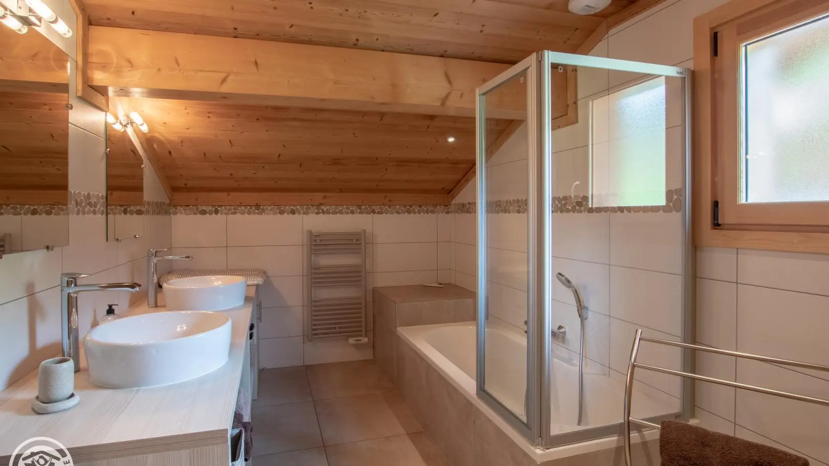 Salle de bains étage avec baignoire