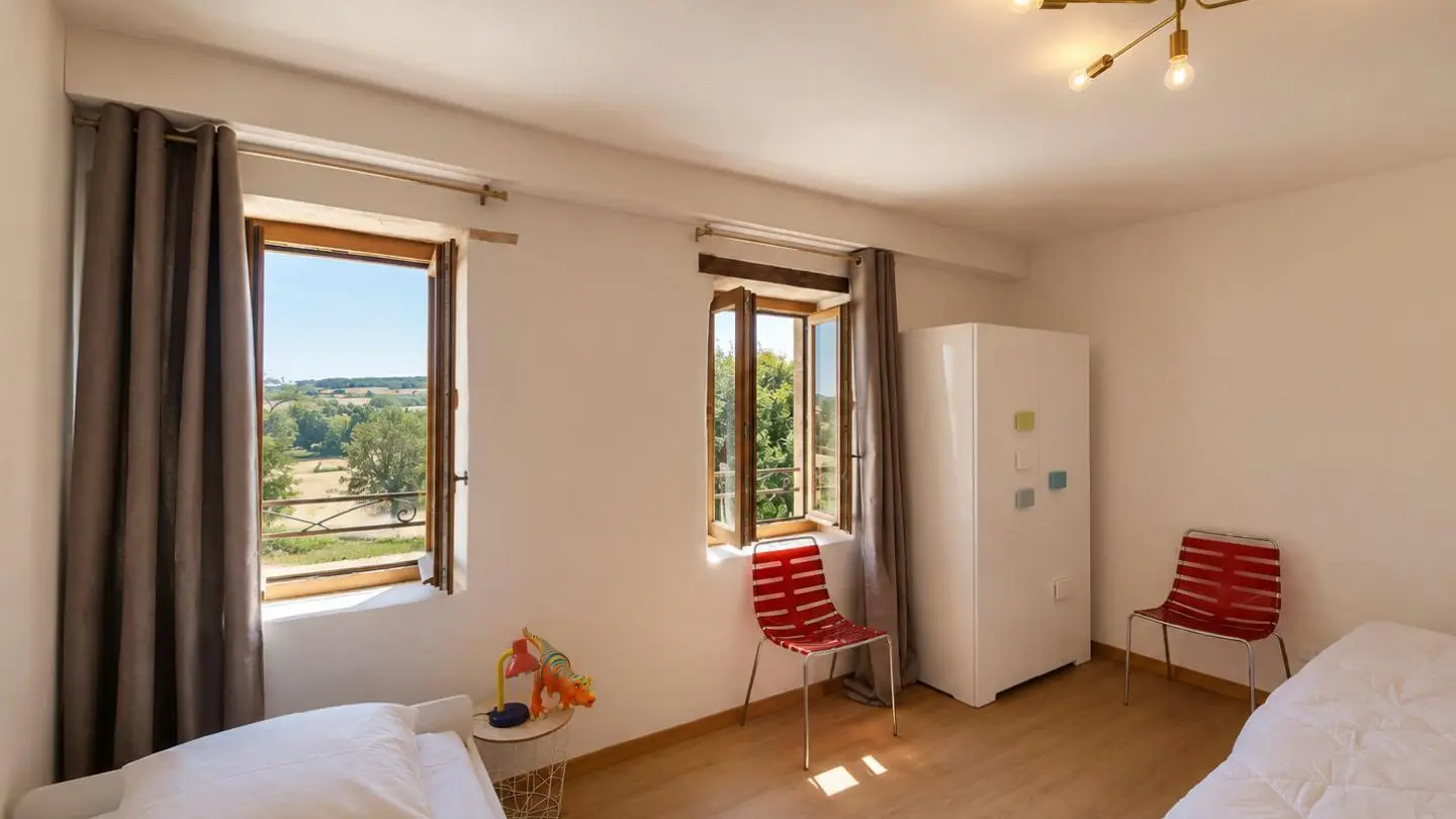 Chambre modulable 5 : équipée de deux lits de 90 × 200 cm avec deux lits gigognes Gauthier intégrés, offrant la possibilité de créer, à la demande, deux couchages d'appoint supplémentaires.