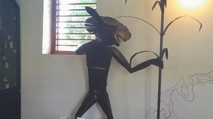 Le Zinglé_L'Isle-sur-la-Sorgue sculpture homme à chapeau tenant une canne à sucre en zinc