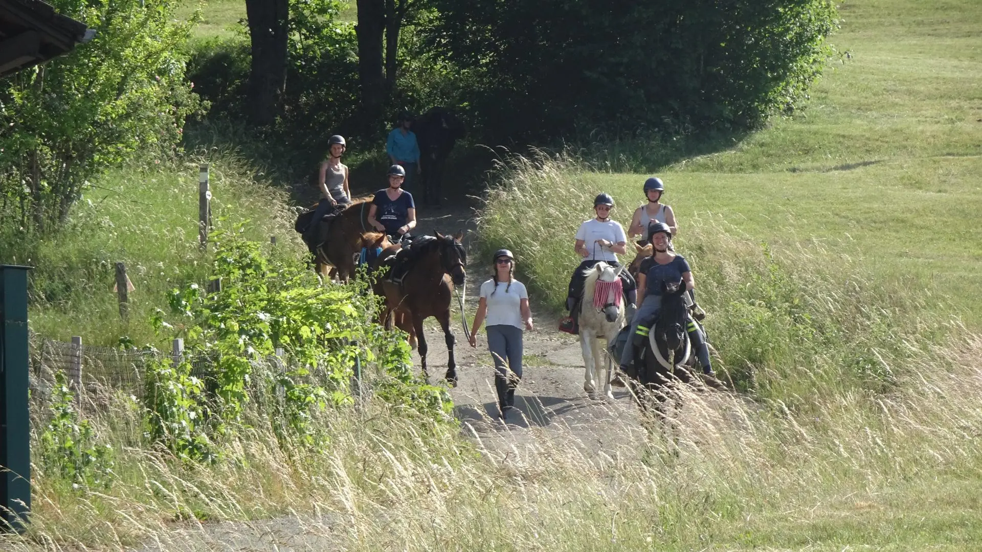 les cavalieres arrivant au gite