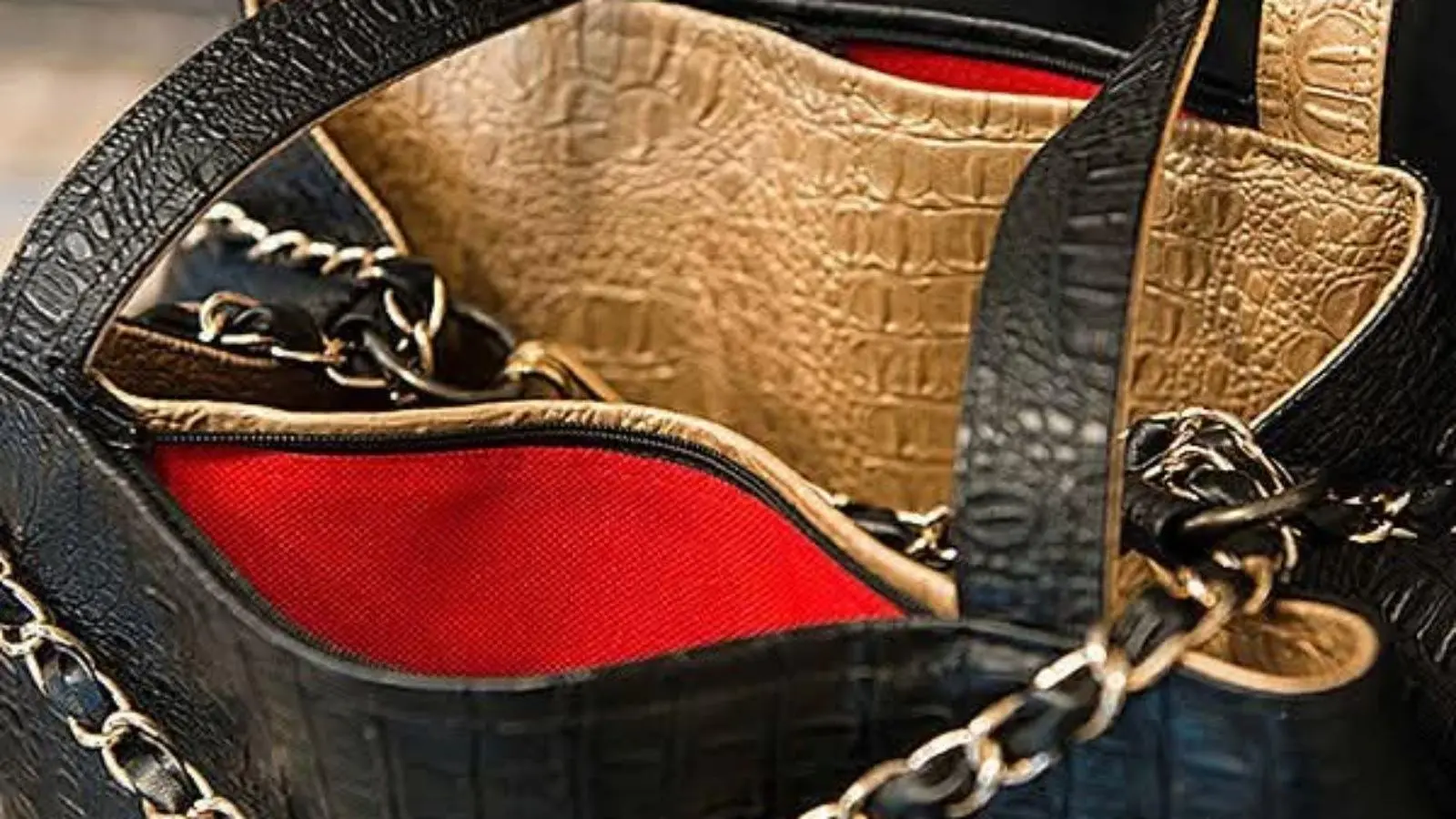 Sac réversible deux en un avec poches pratiques sécurisées.