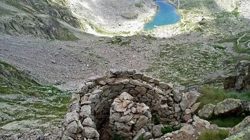 Un ancien poste de chasse en pierres sèches du roi Victor Emmanuel II situé au dessus du Lac de Fenestre (2266 m).