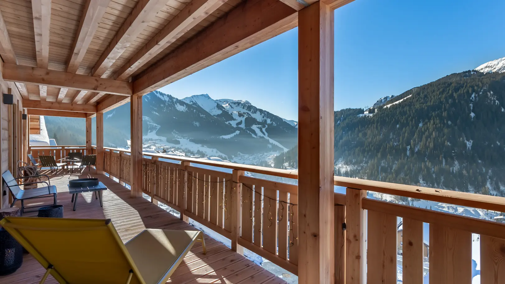 Très grand balcon couvert avec son mobilier de jardin, vue panoramique sur le village et les montagnes