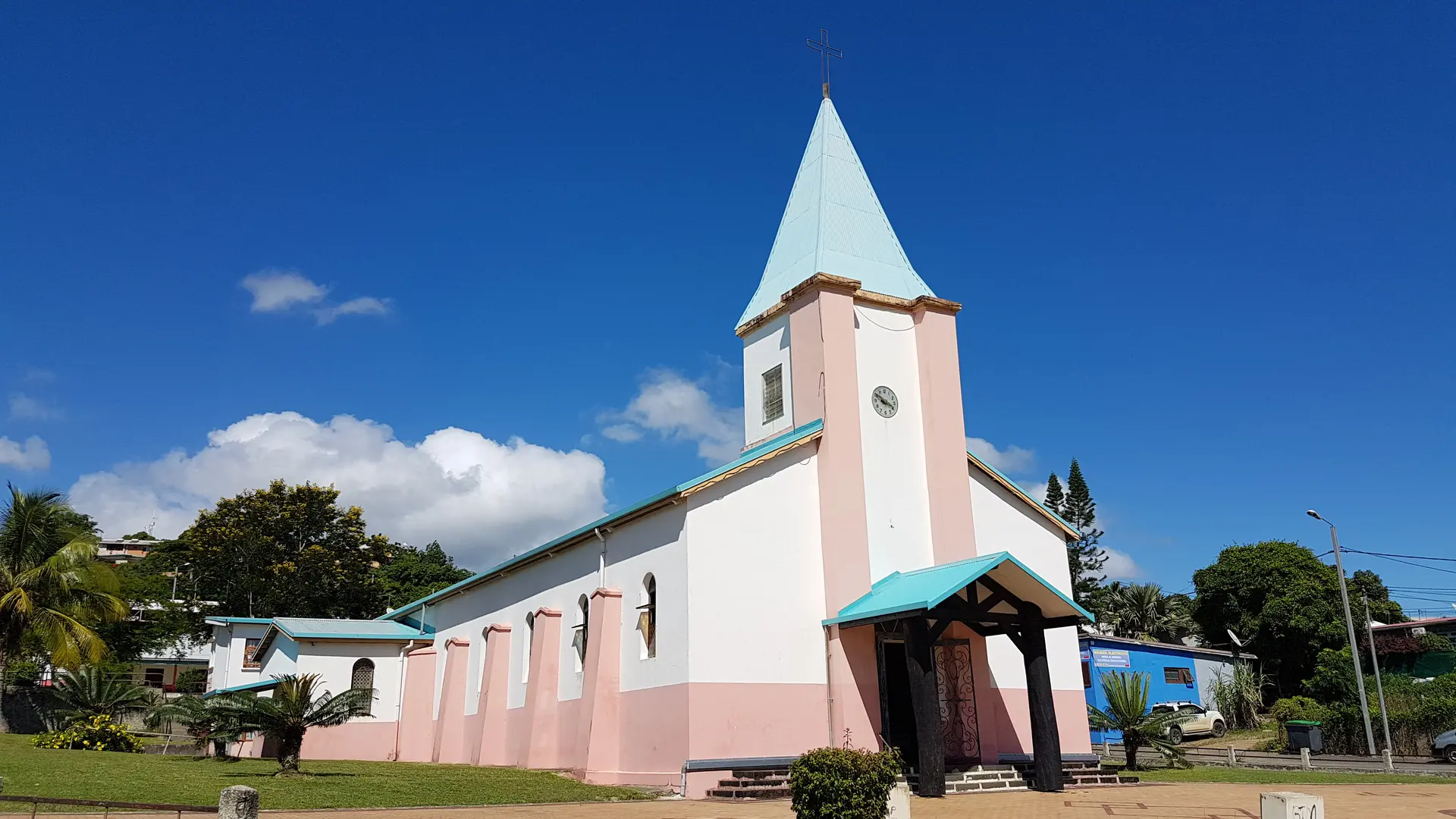 Église de Bourail entourée de son jardin et de sa place