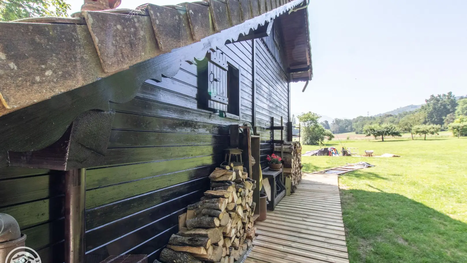 Arrière du gîte et accès vers une roulotte