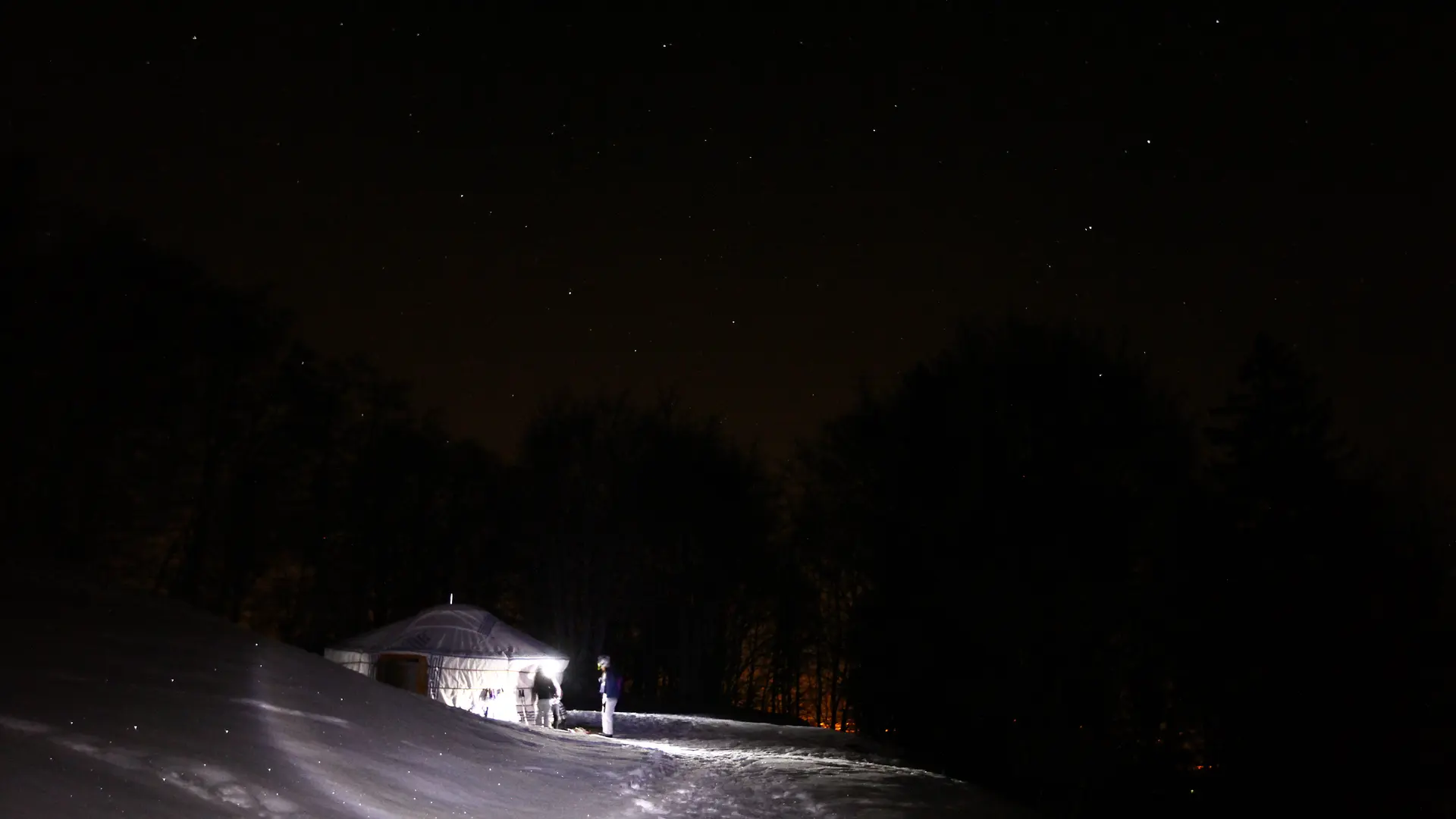 Yourte dans la nuit sur l'alpage de Très le Mont