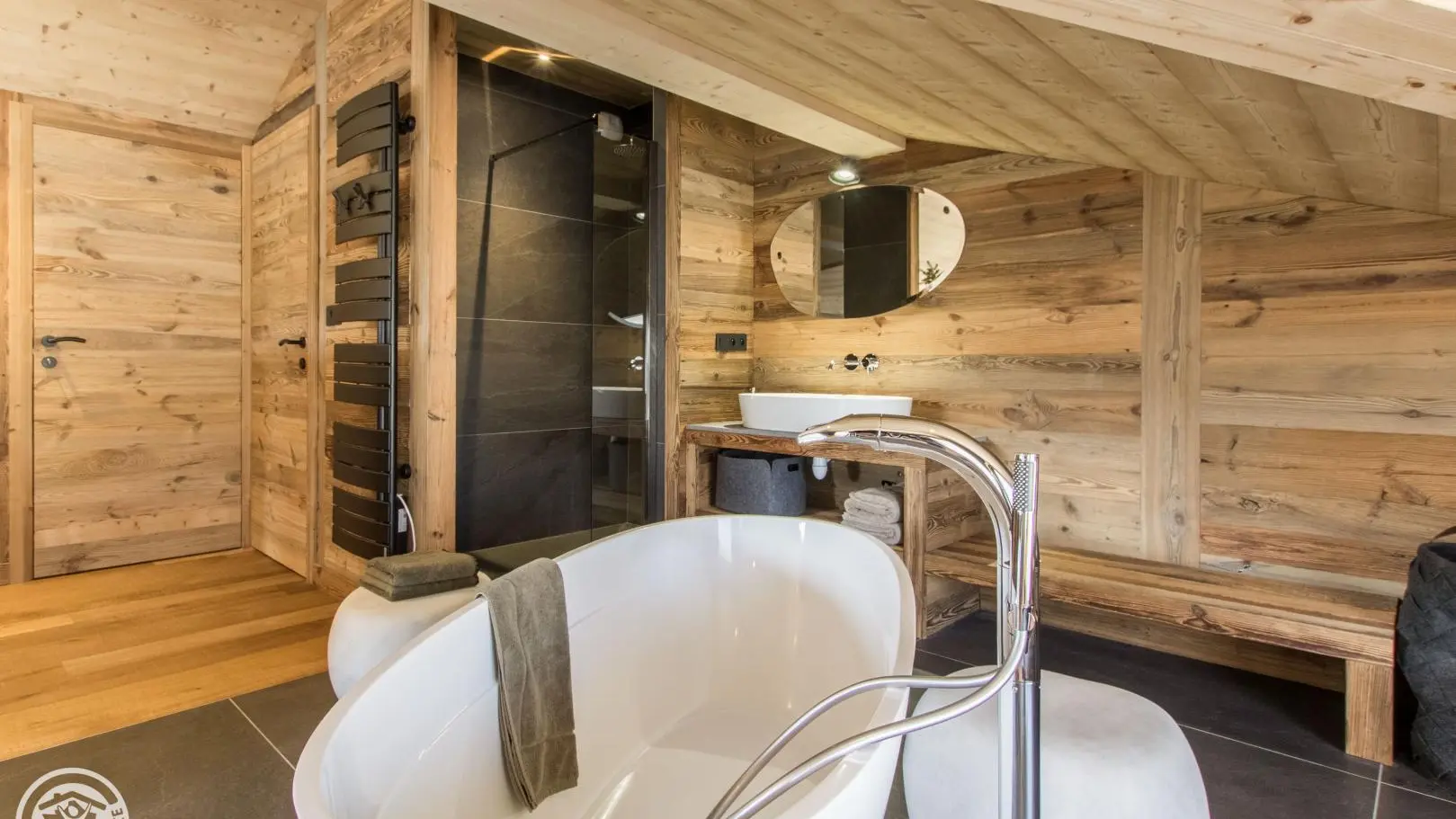 Salle de bain de la chamnbre Master, baignoire, douche, vasque et dressing