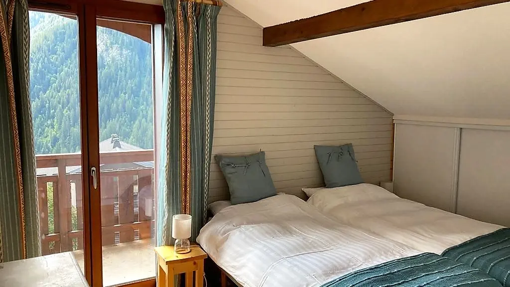 Chambre mansardée avec balcon et vue sur les montagnes