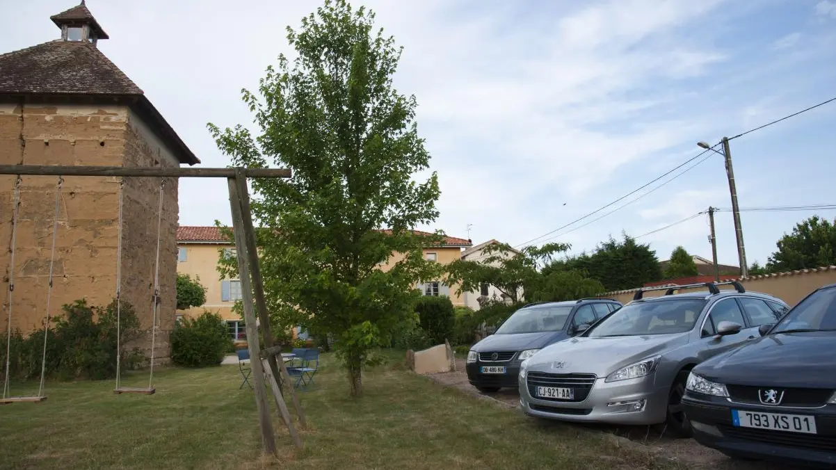 A côté du pigeonnier, parking sécurisé