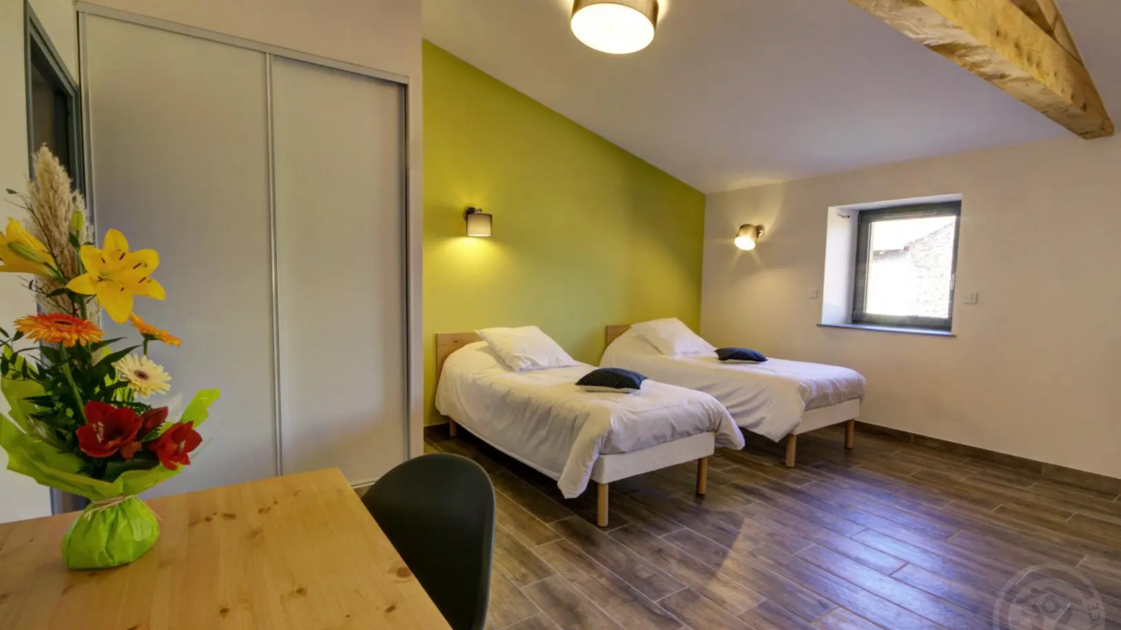 Chambre La Soie : 2 lits 90 et 1 lit 140. Sanitaires complets et privatifs.