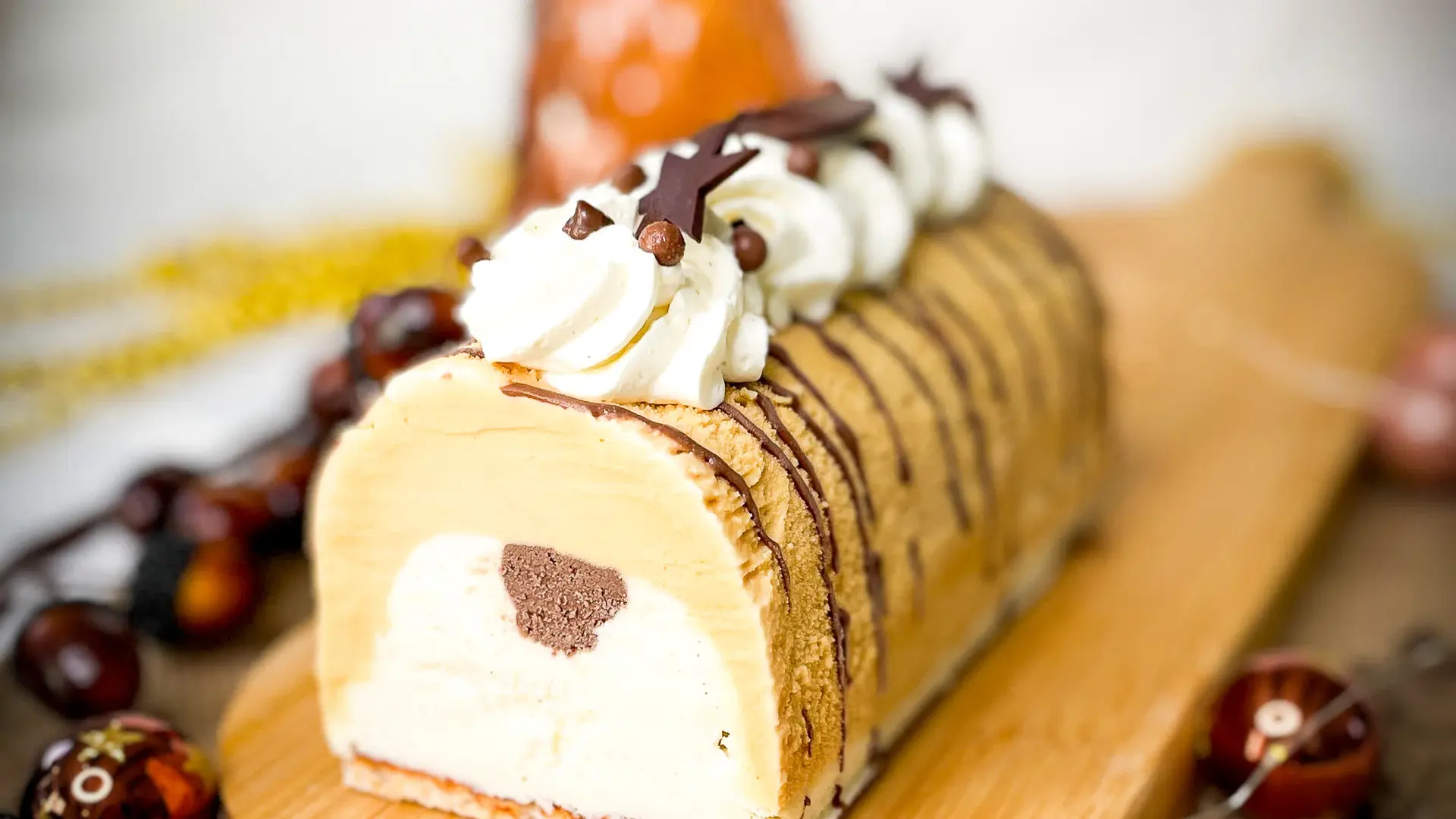 Savourez cette bûche glacée caramel-vanille élégamment décorée, idéale pour un dessert de fête raffiné.