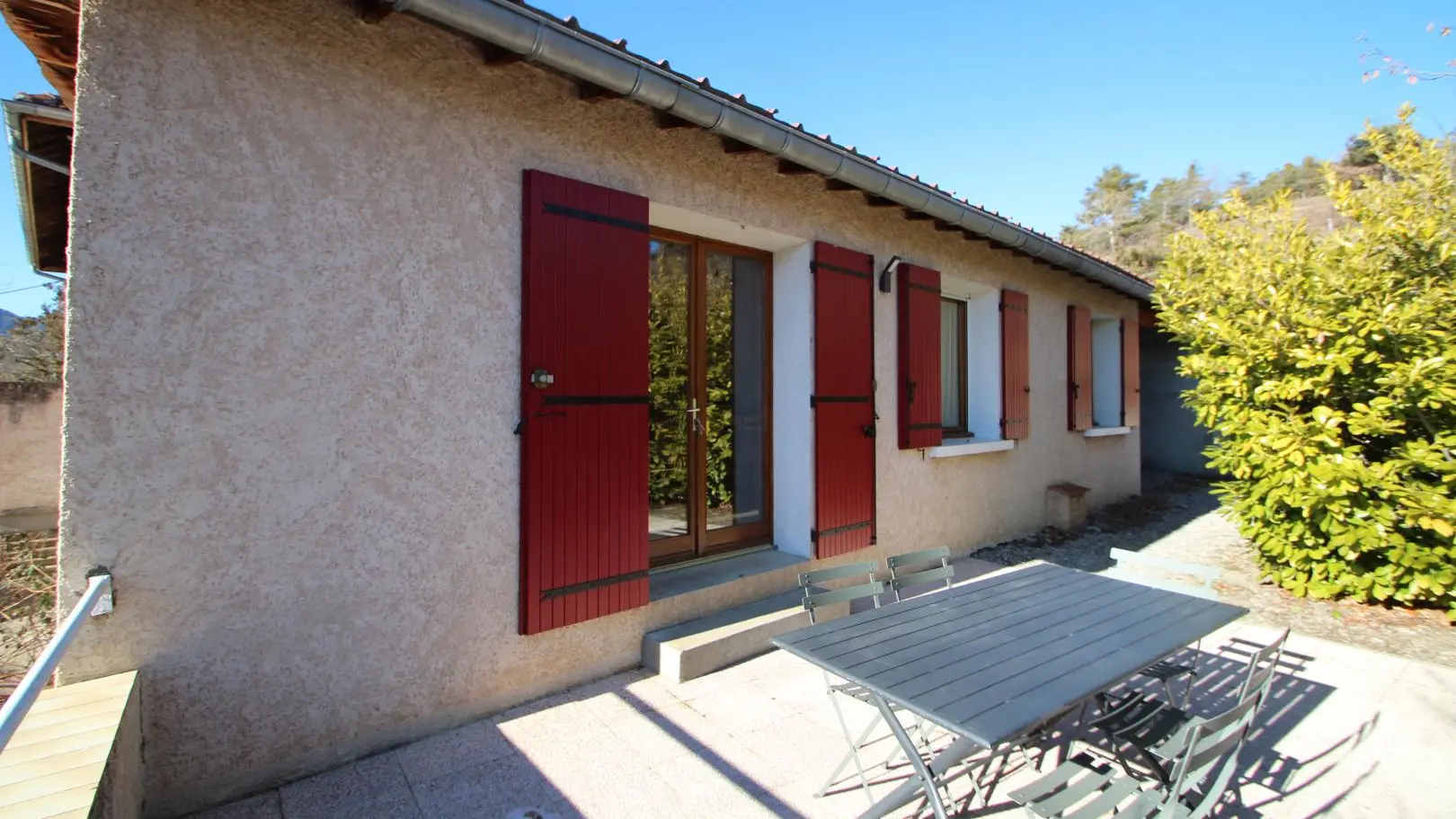 Gîte de Tourrès avec son entrée indépendante et sa terrasse orientée Sud/Est