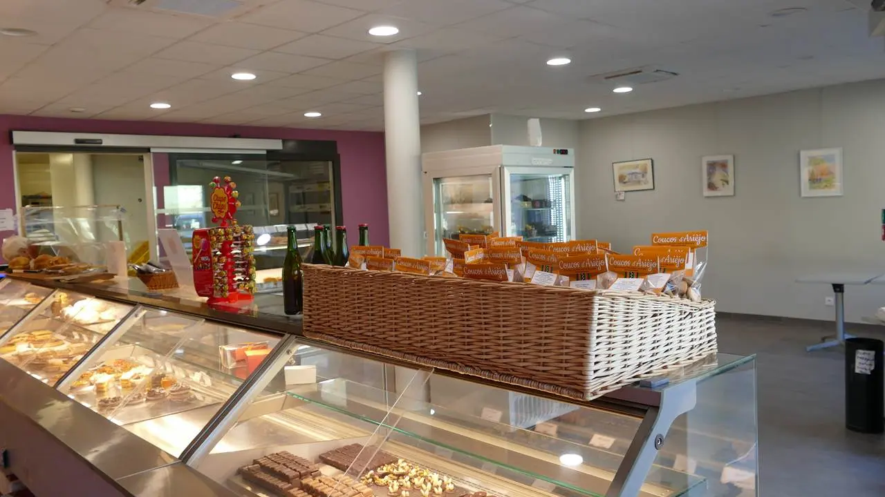 L'intérieur lumineux de la boulangerie