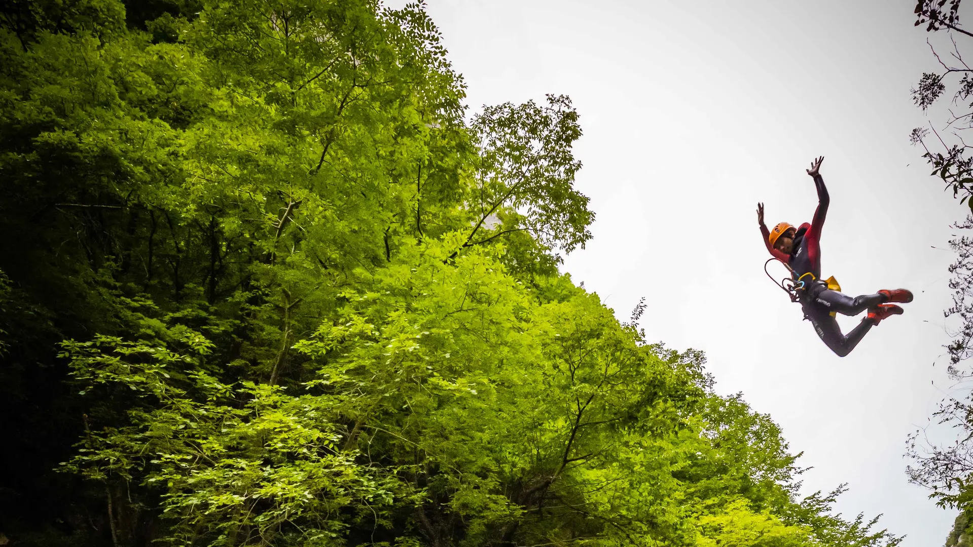 Mael qui fait un saut de 6 mêtres dans les gorges du Loup, au début du canyon.