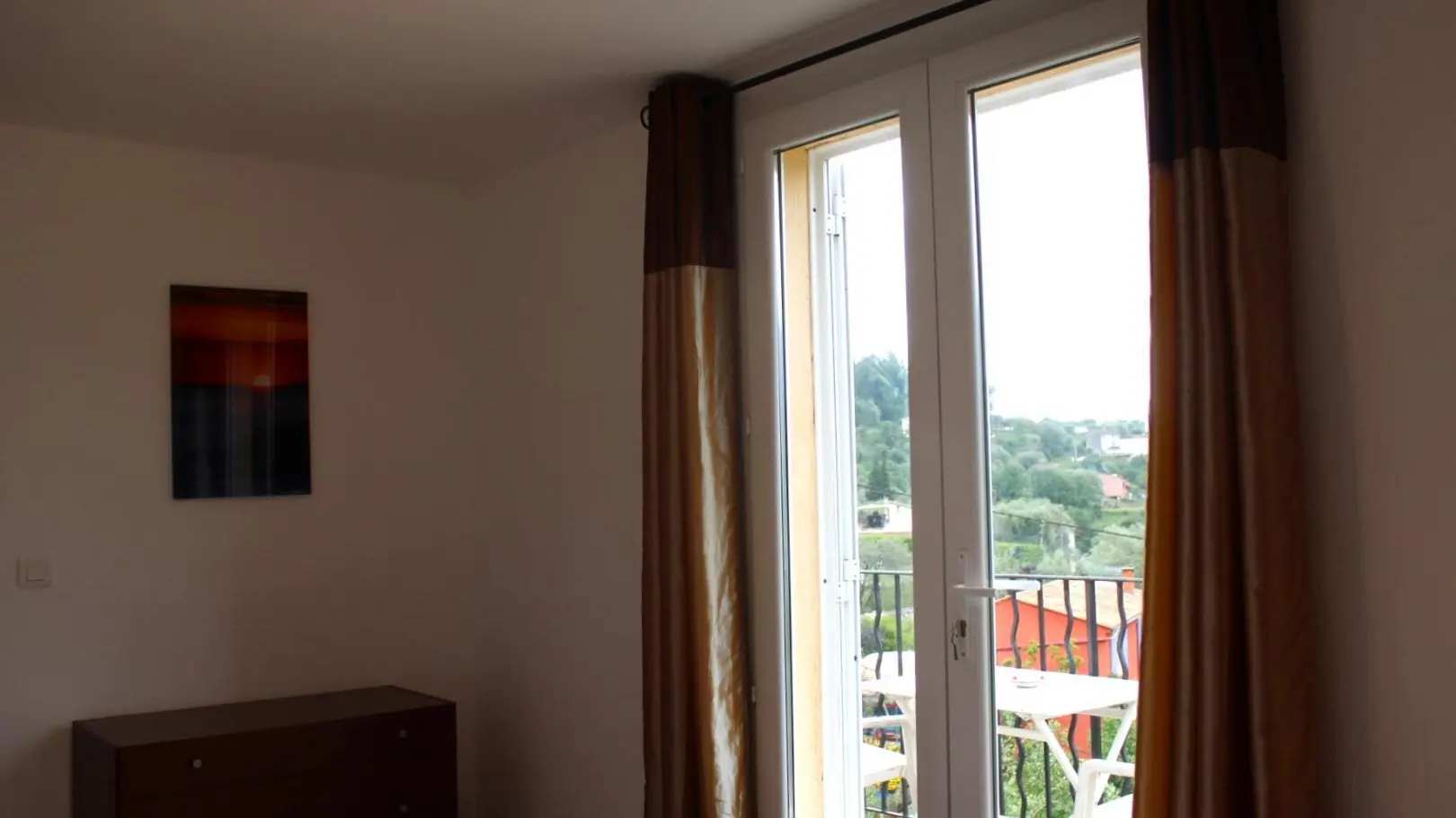 Gîte Le Grand-Chambre Lits double accès balcon-Contes-Gîtes de France des Alpes-Maritimes